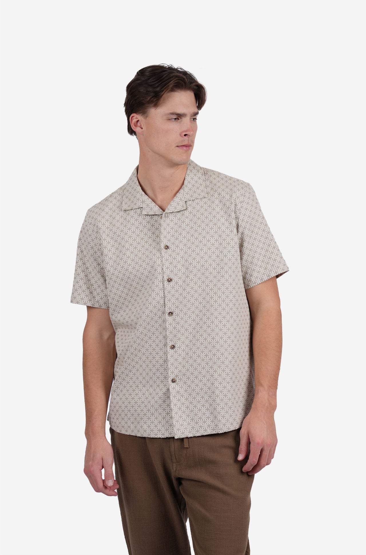 Short sleeve square embroidery shirt pebble