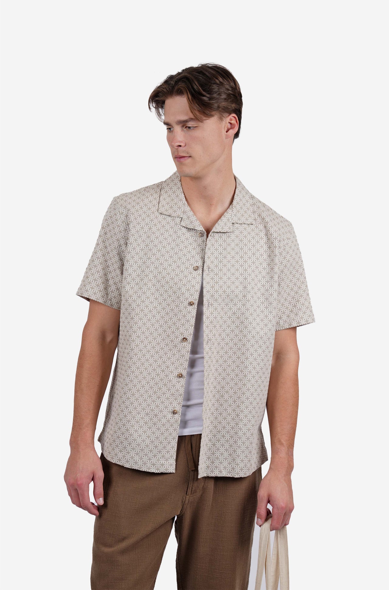 Short sleeve square embroidery shirt pebble